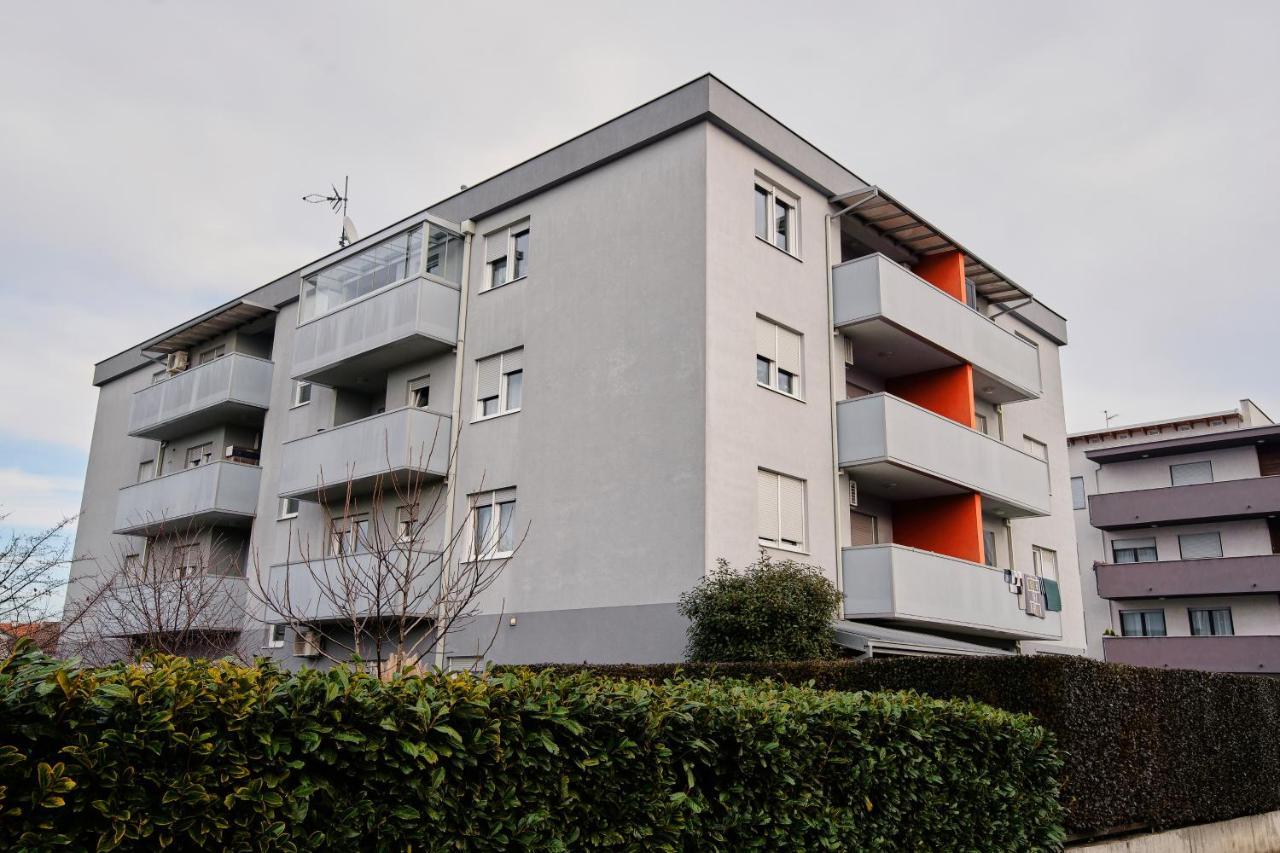 Lovely Apartment Mira Near Airport Zagreb Velika Gorica Exteriör bild